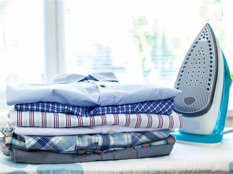 Repassage manuel chemise sur cintre